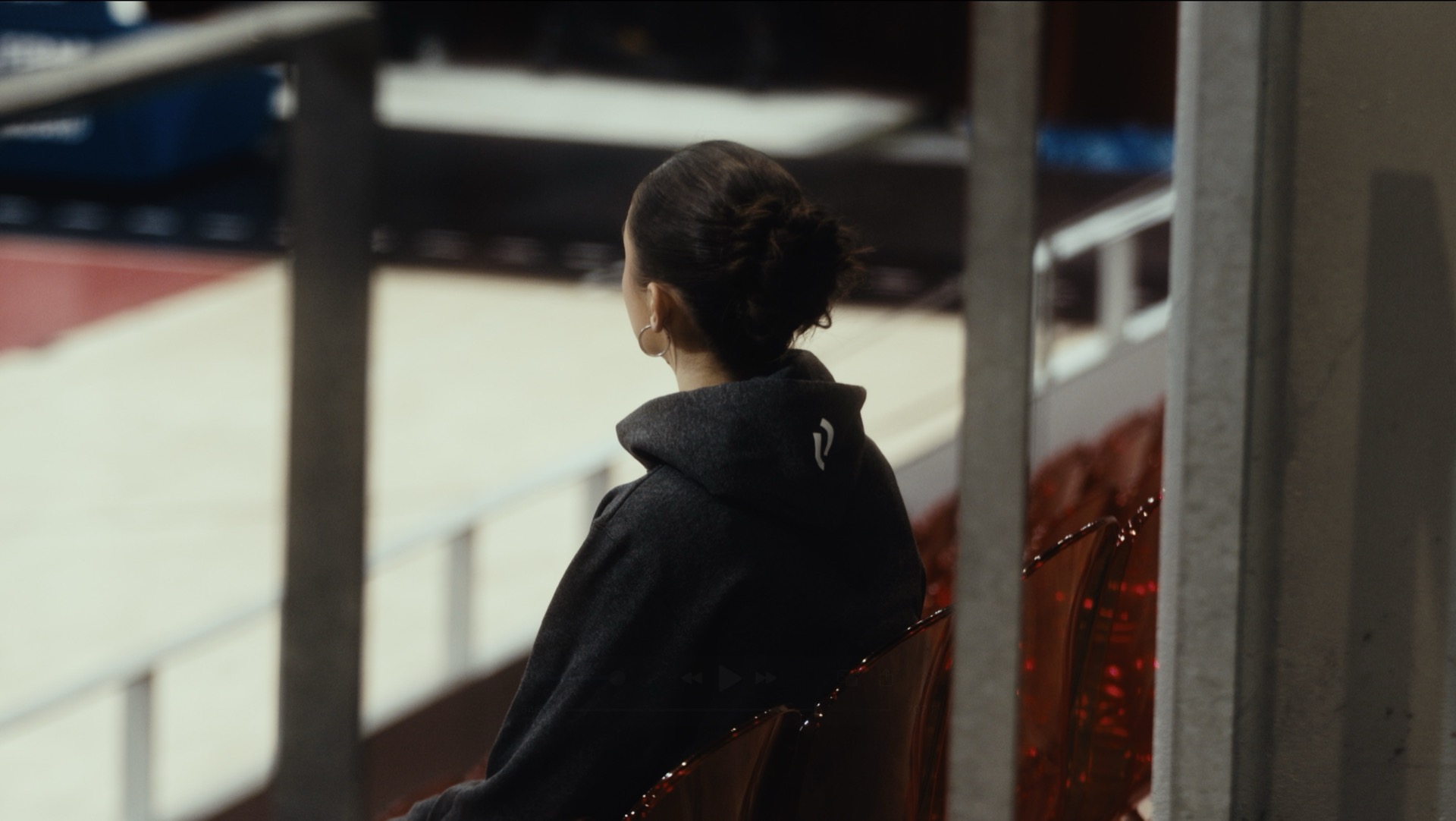 Mujer observando el estadio