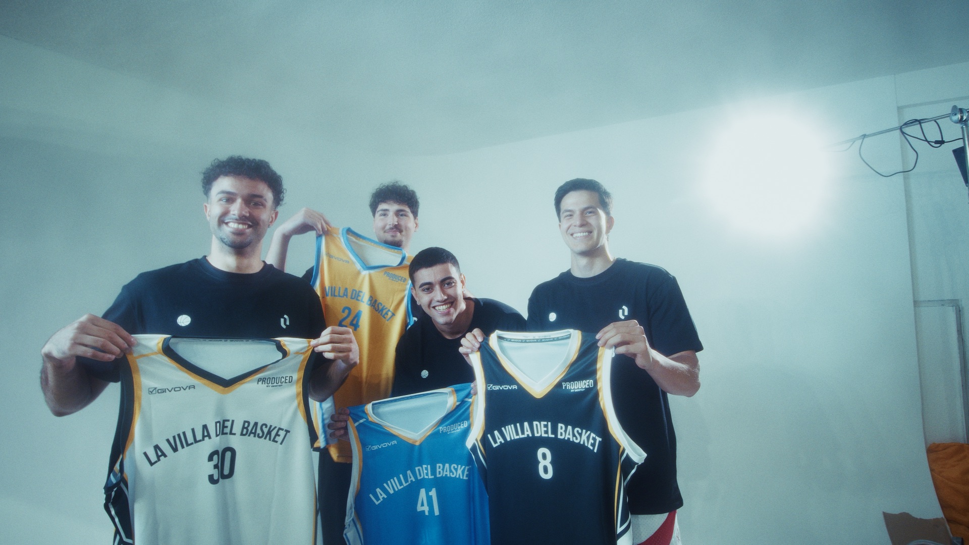Creadores enseñando sus camisetas de La Villa del Basket